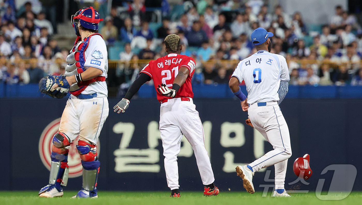 (대구=뉴스1) 김진환 기자 = 14일 오후 대구 삼성라이온즈파크에서 열린 프로야구 2025 신한 SOL뱅크 KBO 준플레이오프 4차전 SSG 랜더스와 삼성 라이온즈의 경기, SS …