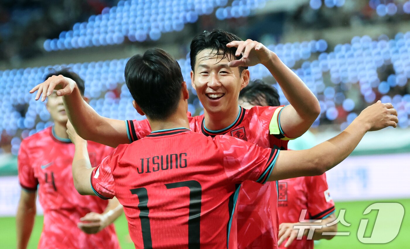 본문 이미지 - 14일 오후 서울 마포구 상암월드컵경기장에서 열린 &#39;하나은행 초청 축구국가대표팀 친선경기&#39; 대한민국과 파라과이의 경기에서 엄지성이 첫 골을 넣고 손흥민과 포옹을 하고 있다 2025.10.14/뉴스1 ⓒ News1 김명섭 기자