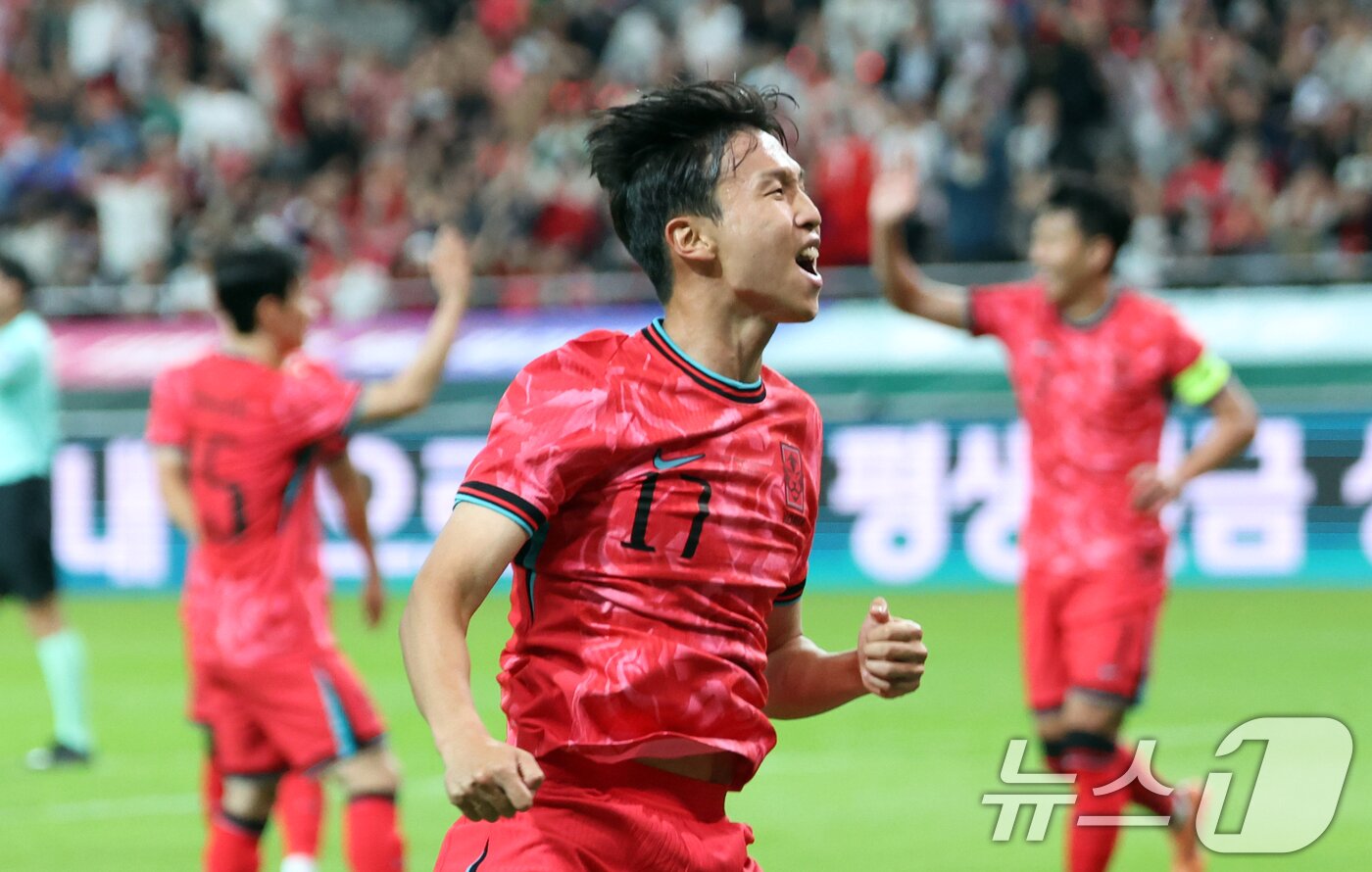 본문 이미지 - 14일 오후 서울 마포구 상암월드컵경기장에서 열린 &#39;하나은행 초청 축구국가대표팀 친선경기&#39; 대한민국과 파라과이의 경기에서 엄지성이 선제골을 넣고 세리머니를 하고 있다 2025.10.14/뉴스1 ⓒ News1 김명섭 기자