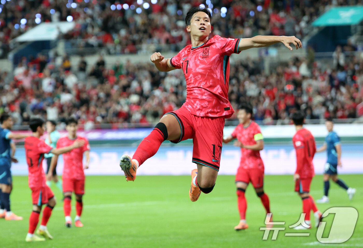 본문 이미지 - 14일 오후 서울 마포구 상암월드컵경기장에서 열린 &#39;하나은행 초청 축구국가대표팀 친선경기&#39; 대한민국과 파라과이의 경기에서 엄지성이 선제골을 넣고 세리머니를 하고 있다 2025.10.14/뉴스1 ⓒ News1 김명섭 기자