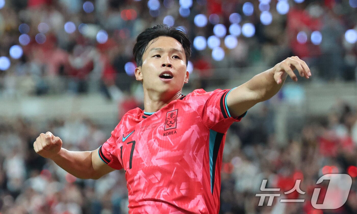 본문 이미지 - 14일 오후 서울 마포구 상암월드컵경기장에서 열린 &#39;하나은행 초청 축구국가대표팀 친선경기&#39; 대한민국과 파라과이의 경기에서 엄지성이 선제골을 넣고 세리머니를 하고 있다 2025.10.14/뉴스1 ⓒ News1 김명섭 기자