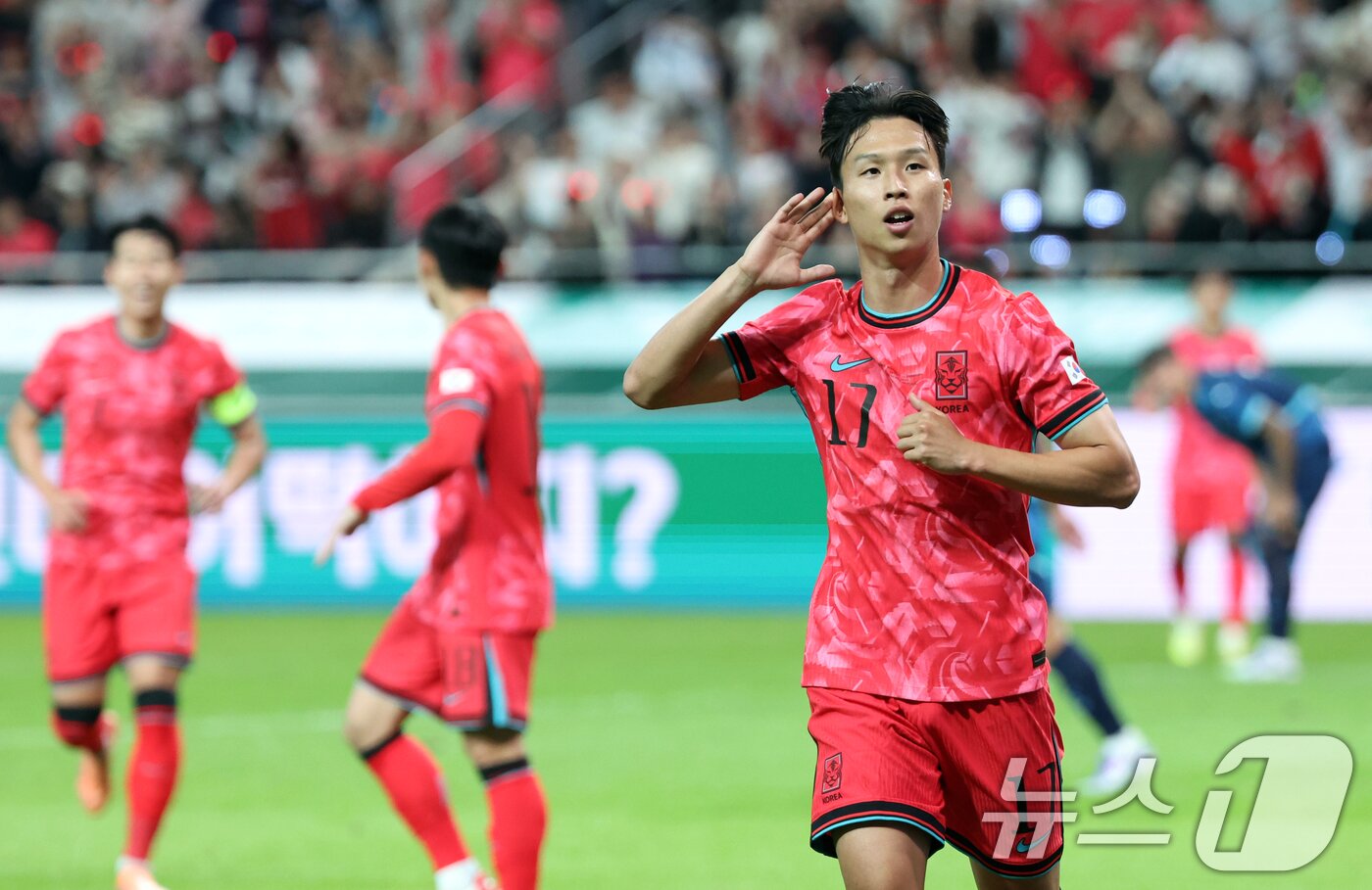 본문 이미지 - 14일 오후 서울 마포구 상암월드컵경기장에서 열린 &#39;하나은행 초청 축구국가대표팀 친선경기&#39; 대한민국과 파라과이의 경기에서 엄지성이 선제골을 넣고 세리머니를 하고 있다 2025.10.14/뉴스1 ⓒ News1 김명섭 기자