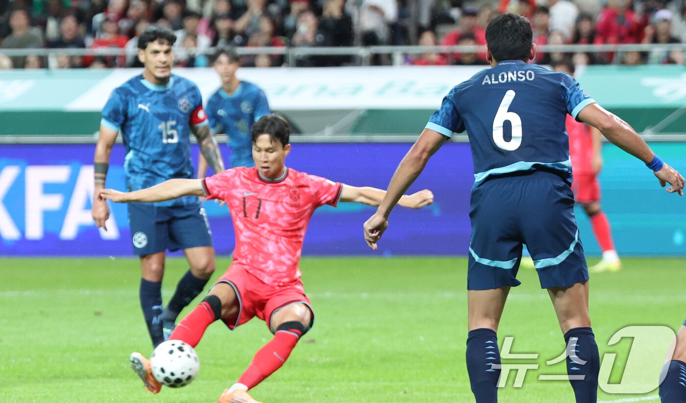 본문 이미지 - 14일 오후 서울 마포구 상암월드컵경기장에서 열린 &#39;하나은행 초청 축구국가대표팀 친선경기&#39; 대한민국과 파라과이의 경기에서 엄지성이 선제골을 넣고 있다. 2025.10.14/뉴스1 ⓒ News1 김명섭 기자