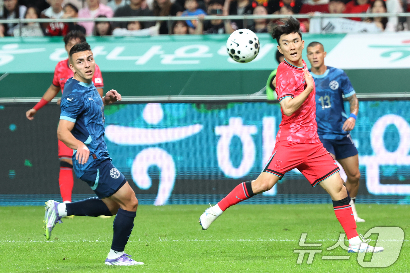 (서울=뉴스1) 김명섭 기자 = 14일 오후 서울 마포구 상암월드컵경기장에서 열린 '하나은행 초청 축구국가대표팀 친선경기' 대한민국과 파라과이의 경기에서 황인범이 드리블을 하고 있 …