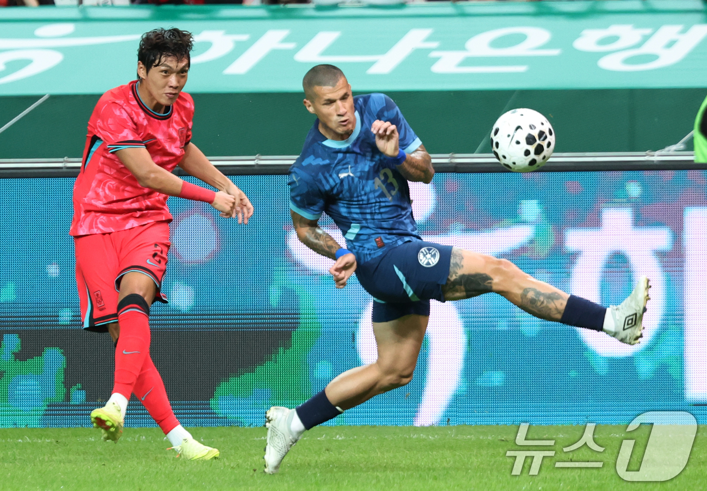 (서울=뉴스1) 김명섭 기자 = 14일 오후 서울 마포구 상암월드컵경기장에서 열린 '하나은행 초청 축구국가대표팀 친선경기' 대한민국과 파라과이의 경기에서 이명재가 패스를 하고 있다 …