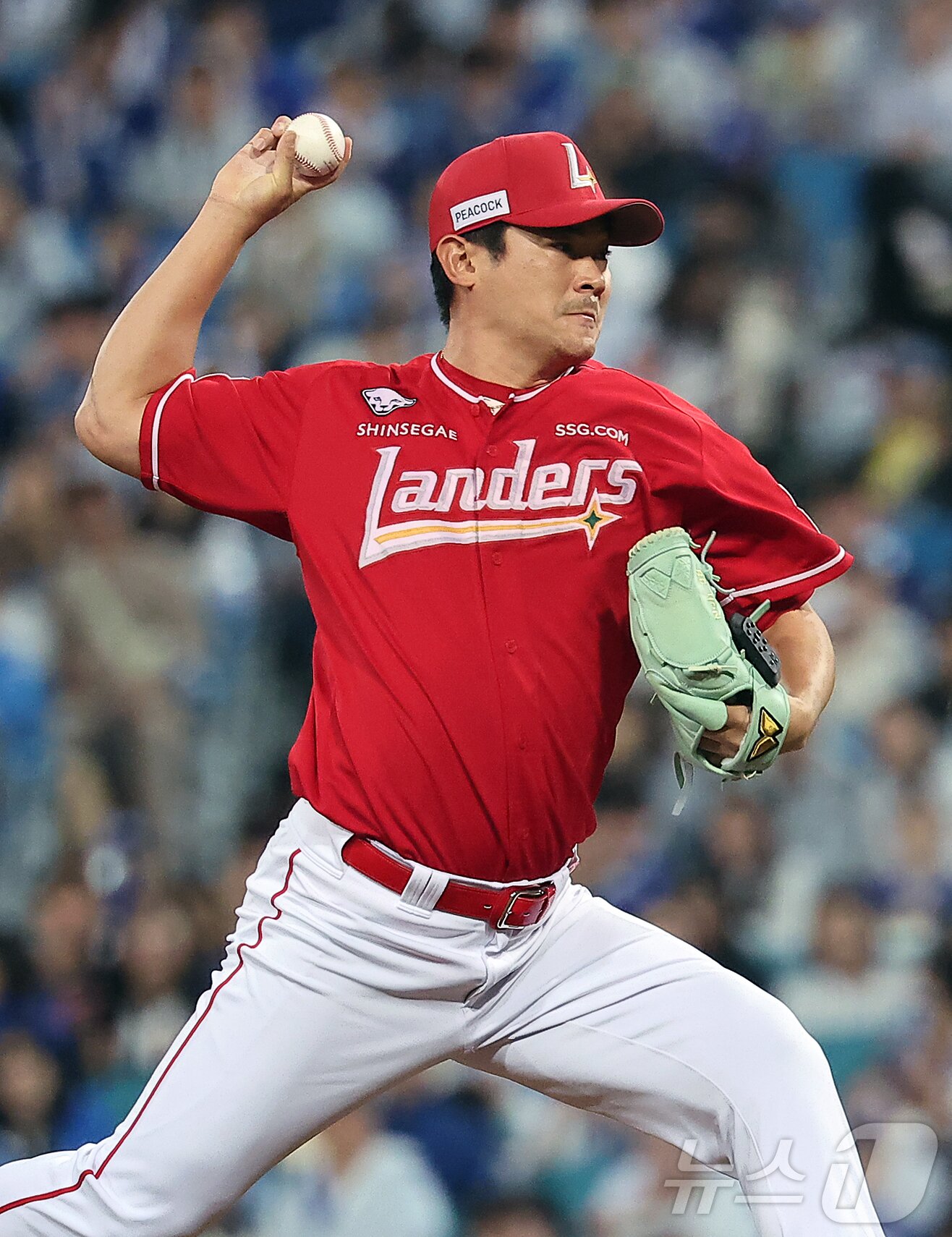 본문 이미지 - 14일 오후 대구 삼성라이온즈파크에서 열린 프로야구 2025 신한 SOL뱅크 KBO 준플레이오프 4차전 SSG 랜더스와 삼성 라이온즈의 경기, SSG 노경은이 6회말 등판해 힘차게 공을 던지고 있다. 2025.10.14/뉴스1 ⓒ News1 김진환 기자