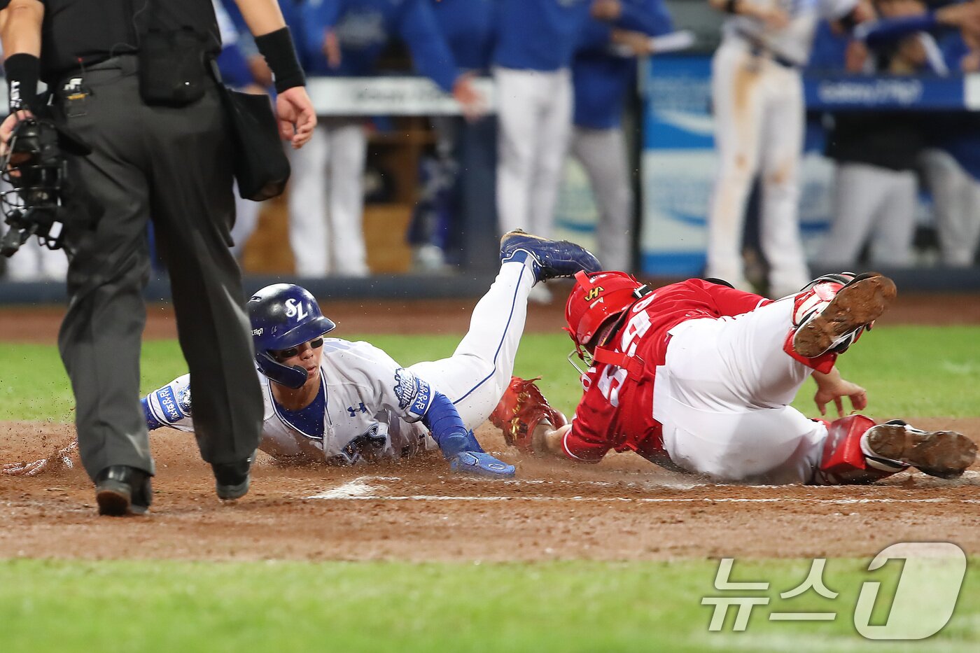 본문 이미지 - 14일 오후 대구 삼성라이온즈파크에서 열린 프로야구 2025 신한 SOL뱅크 KBO 준플레이오프 4차전 삼성 라이온즈와 SSG 랜더스의 경기, 6회말 무사 1,2루 상황에서 삼성 4번타자 디아즈가의 좌익수 방면 안타 때 2루주자 김성윤이 홈으로 쇄도하고 있다. 비디오 판독 결과 득점 인정. 2025.10.14/뉴스1 ⓒ News1 공정식 기자