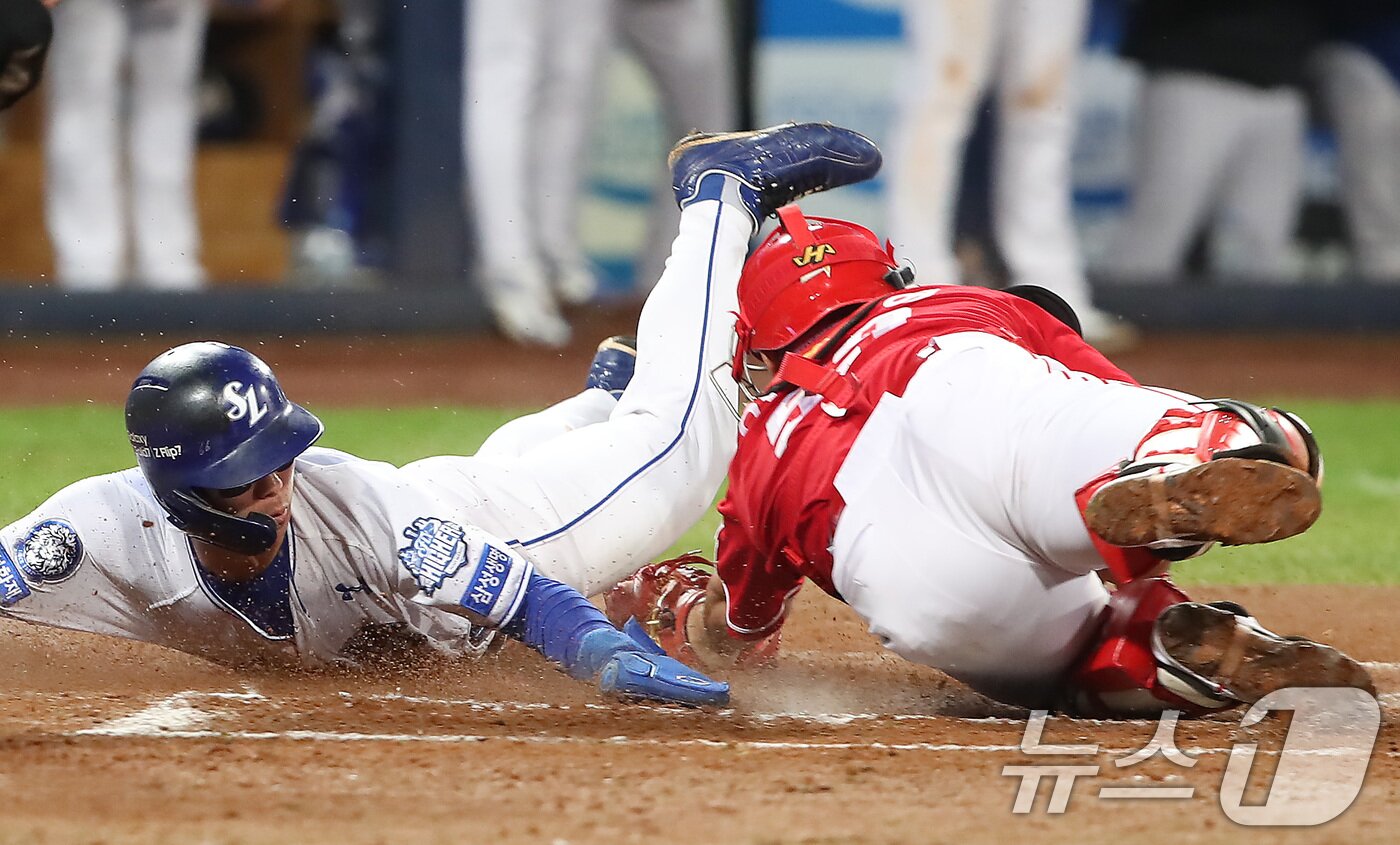 본문 이미지 - 14일 오후 대구 삼성라이온즈파크에서 열린 프로야구 2025 신한 SOL뱅크 KBO 준플레이오프 4차전 삼성 라이온즈와 SSG 랜더스의 경기, 6회말 무사 1,2루 상황에서 삼성 4번타자 디아즈가의 좌익수 방면 안타 때 2루주자 김성윤이 홈으로 쇄도하고 있다. 비디오 판독 결과 득점 인정. 2025.10.14/뉴스1 ⓒ News1 공정식 기자