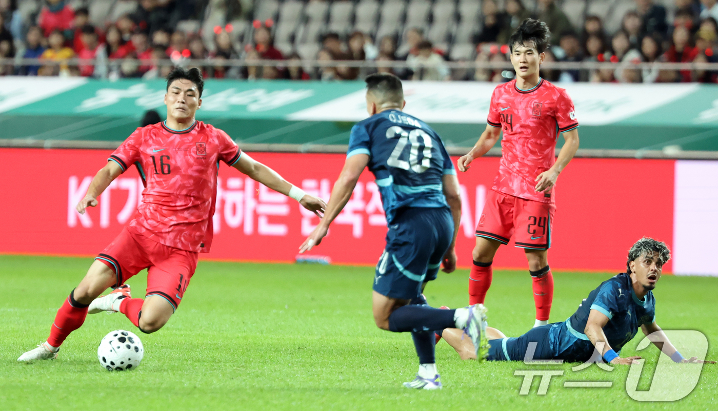 (서울=뉴스1) 김명섭 기자 = 14일 오후 서울 마포구 상암월드컵경기장에서 열린 '하나은행 초청 축구국가대표팀 친선경기' 대한민국과 파라과이의 경기에서 박진섭이 드리블을 하고 있 …