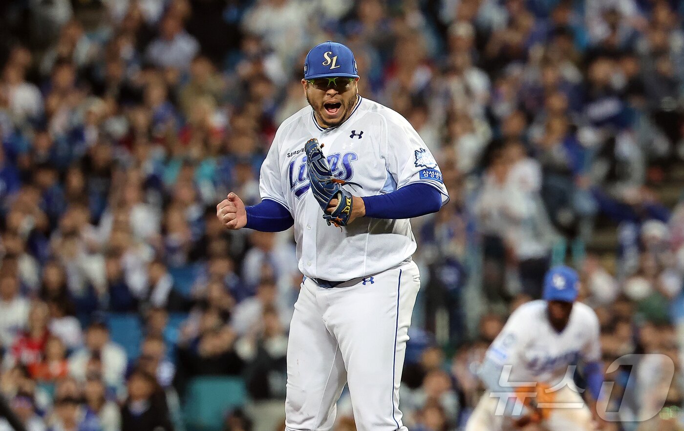 본문 이미지 - 14일 오후 대구 삼성라이온즈파크에서 열린 프로야구 2025 신한 SOL뱅크 KBO 준플레이오프 4차전 SSG 랜더스와 삼성 라이온즈의 경기, 삼성 선발 후라도가 7회초 2사 1루 SSG 김성욱을 유격수 앞 땅볼로 처리한 뒤 포효하고 있다. 2025.10.14/뉴스1 ⓒ News1 김진환 기자