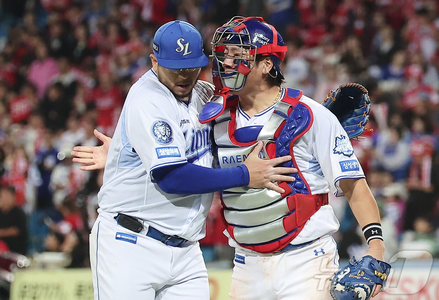 본문 이미지 - 14일 오후 대구 삼성라이온즈파크에서 열린 프로야구 2025 신한 SOL뱅크 KBO 준플레이오프 4차전 SSG 랜더스와 삼성 라이온즈의 경기, 삼성 선발 후라도가 7회초 이닝을 실점 없이 마친 뒤 포수 강민호와 기쁨을 나누고 있다. 2025.10.14/뉴스1 ⓒ News1 김진환 기자