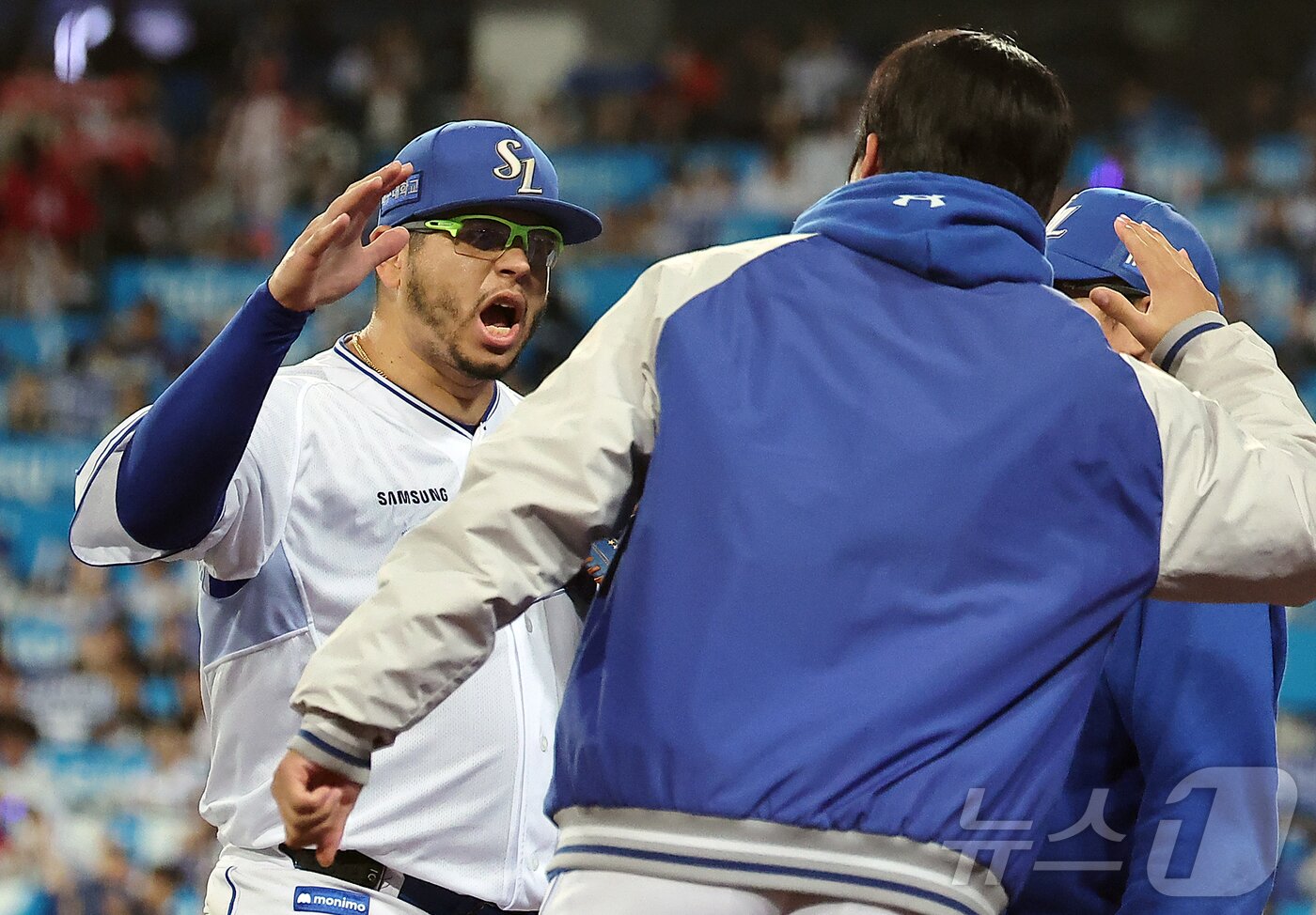 본문 이미지 - 14일 오후 대구 삼성라이온즈파크에서 열린 프로야구 2025 신한 SOL뱅크 KBO 준플레이오프 4차전 SSG 랜더스와 삼성 라이온즈의 경기, 삼성 선발 후라도가 7회초 이닝을 실점 없이 마친 뒤 더그아웃에서 동료들의 축하를 받고 있다. 2025.10.14/뉴스1 ⓒ News1 김진환 기자