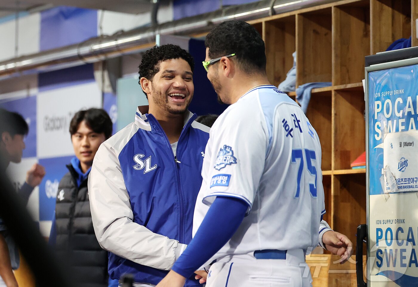 본문 이미지 - 14일 오후 대구 삼성라이온즈파크에서 열린 프로야구 2025 신한 SOL뱅크 KBO 준플레이오프 4차전 SSG 랜더스와 삼성 라이온즈의 경기, 7회초 이닝을 무실점으로 막고 들어온 삼성 선발 후라도가 외국인 투수 가라비토의 축하를 받고 있다. 2025.10.14/뉴스1 ⓒ News1 김진환 기자