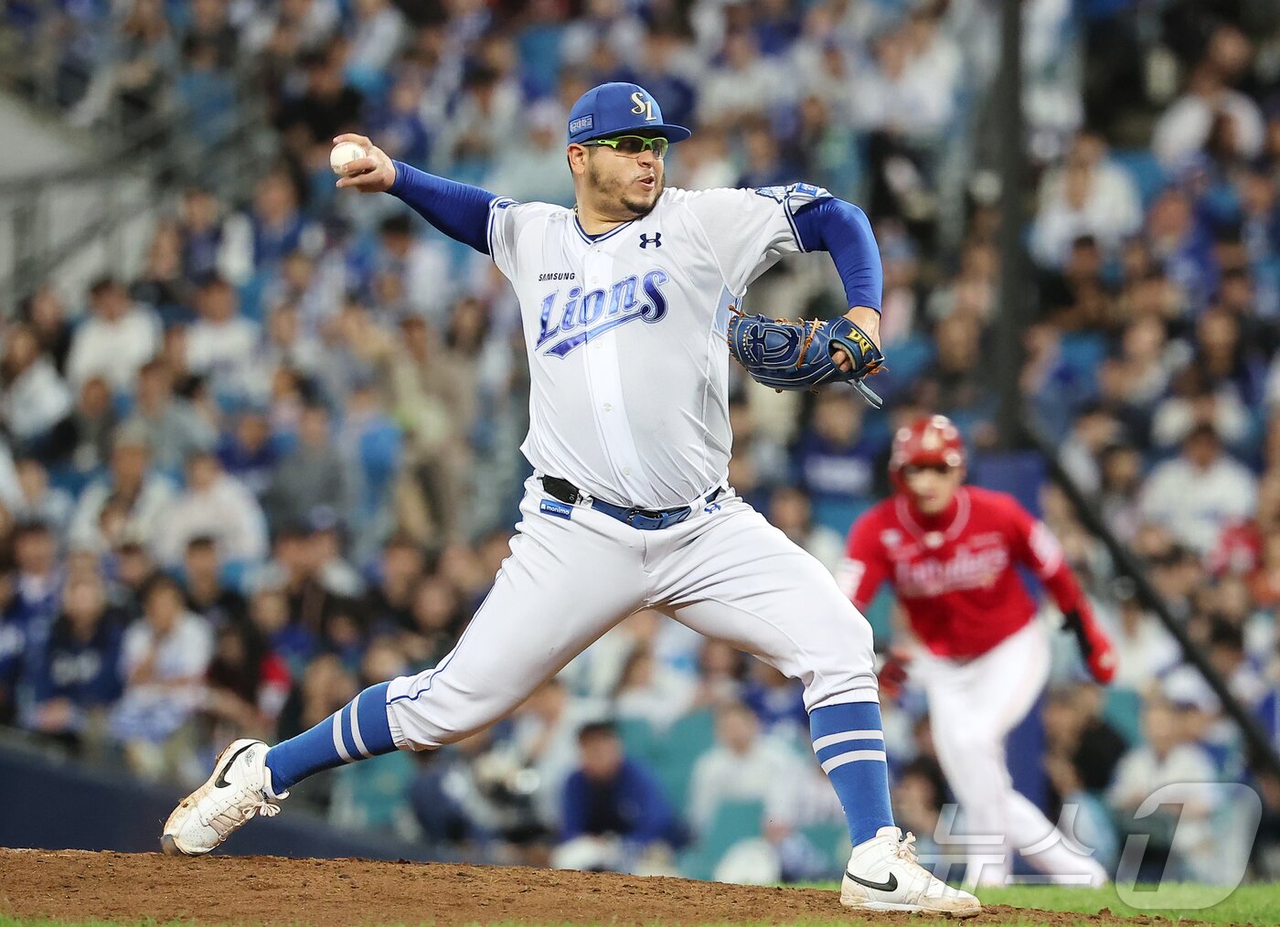 본문 이미지 - 14일 오후 대구 삼성라이온즈파크에서 열린 프로야구 2025 신한 SOL뱅크 KBO 준플레이오프 4차전 SSG 랜더스와 삼성 라이온즈의 경기, 삼성 선발 후라도가 7회초 2사 1루 상황 역투를 펼치고 있다. 이날 후라도는 7이닝 동안 102구를 던지며 2피안타 2사사구 9탈삼진 무실점을 기록했다. 2025.10.14/뉴스1 ⓒ News1 김진환 기자