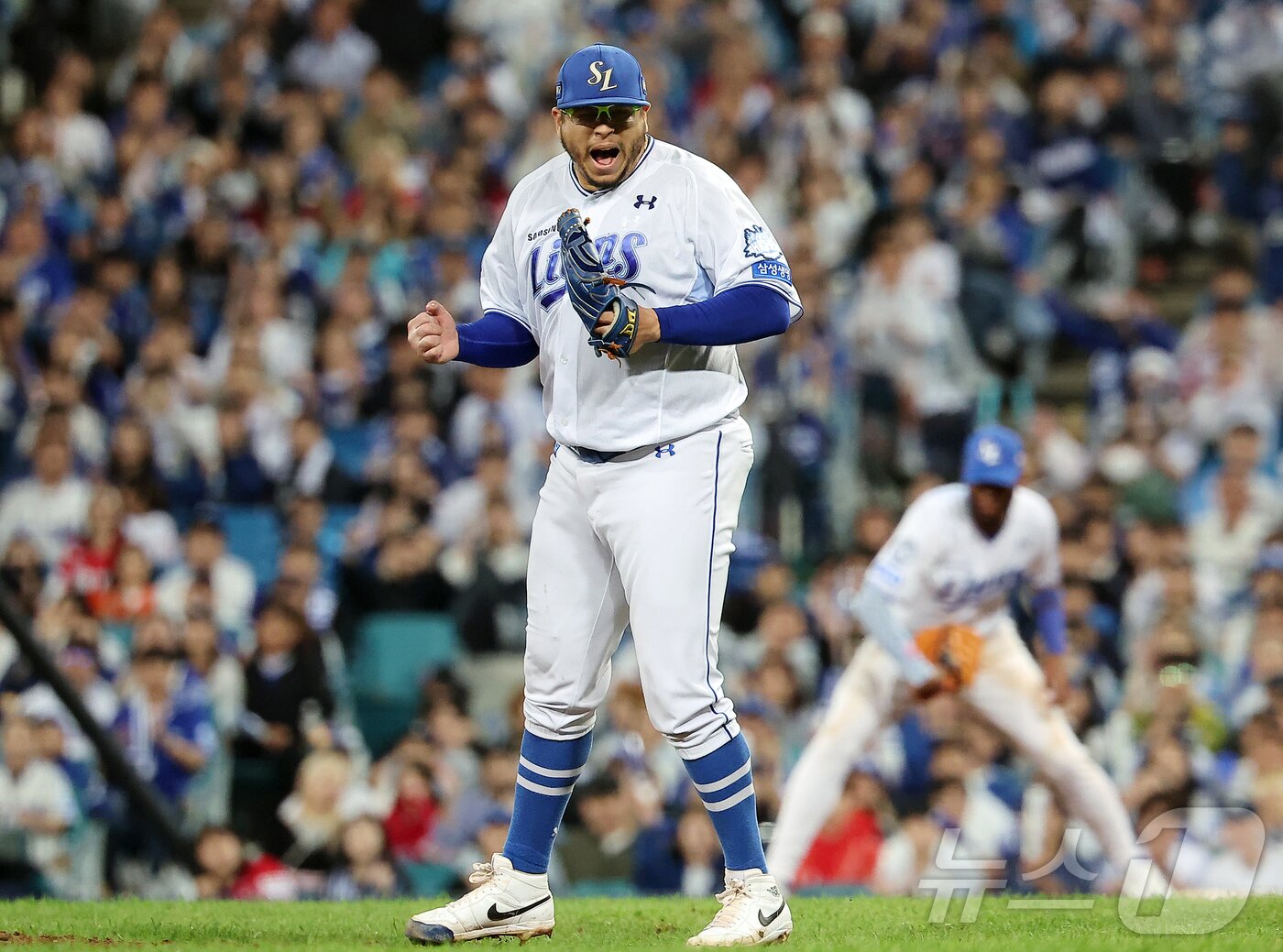 본문 이미지 - 14일 오후 대구 삼성라이온즈파크에서 열린 프로야구 2025 신한 SOL뱅크 KBO 준플레이오프 4차전 SSG 랜더스와 삼성 라이온즈의 경기, 삼성 선발 후라도가 7회초 2사 1루 SSG 김성욱을 유격수 앞 땅볼로 처리한 뒤 포효하고 있다. 2025.10.14/뉴스1 ⓒ News1 김진환 기자