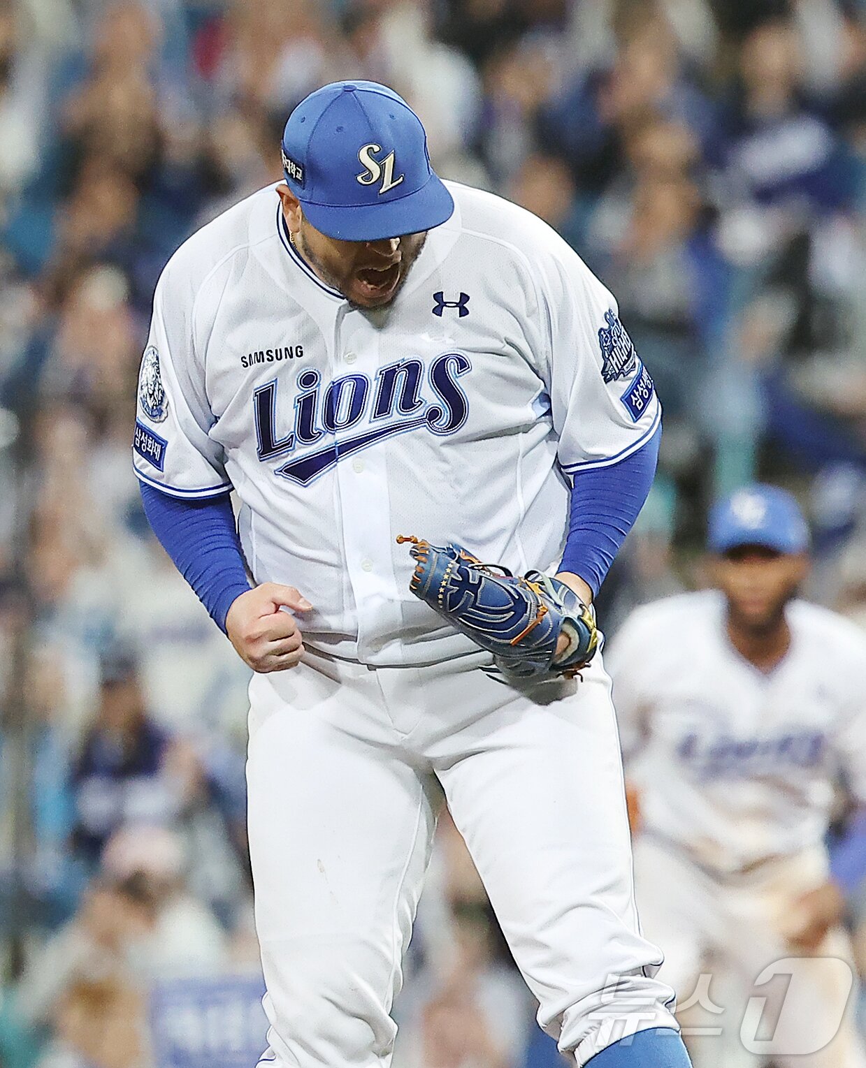 본문 이미지 - 14일 오후 대구 삼성라이온즈파크에서 열린 프로야구 2025 신한 SOL뱅크 KBO 준플레이오프 4차전 SSG 랜더스와 삼성 라이온즈의 경기, 삼성 선발 후라도가 7회초 2사 1루 SSG 김성욱을 유격수 앞 땅볼로 처리한 뒤 포효하고 있다. 2025.10.14/뉴스1 ⓒ News1 김진환 기자