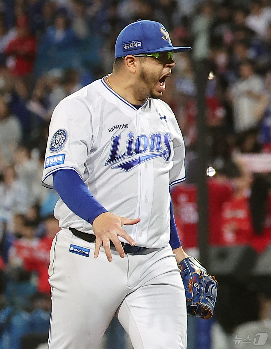 (대구=뉴스1) 김진환 기자 = 14일 오후 대구 삼성라이온즈파크에서 열린 프로야구 2025 신한 SOL뱅크 KBO 준플레이오프 4차전 SSG 랜더스와 삼성 라이온즈의 경기, 삼성 …