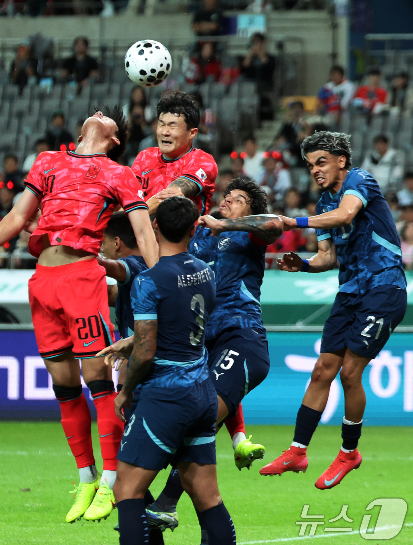 (서울=뉴스1) 김명섭 기자 = 14일 오후 서울 마포구 상암월드컵경기장에서 열린 '하나은행 초청 축구국가대표팀 친선경기' 대한민국과 파라과이의 경기 전반전에서 김민재가 헤더를 하 …