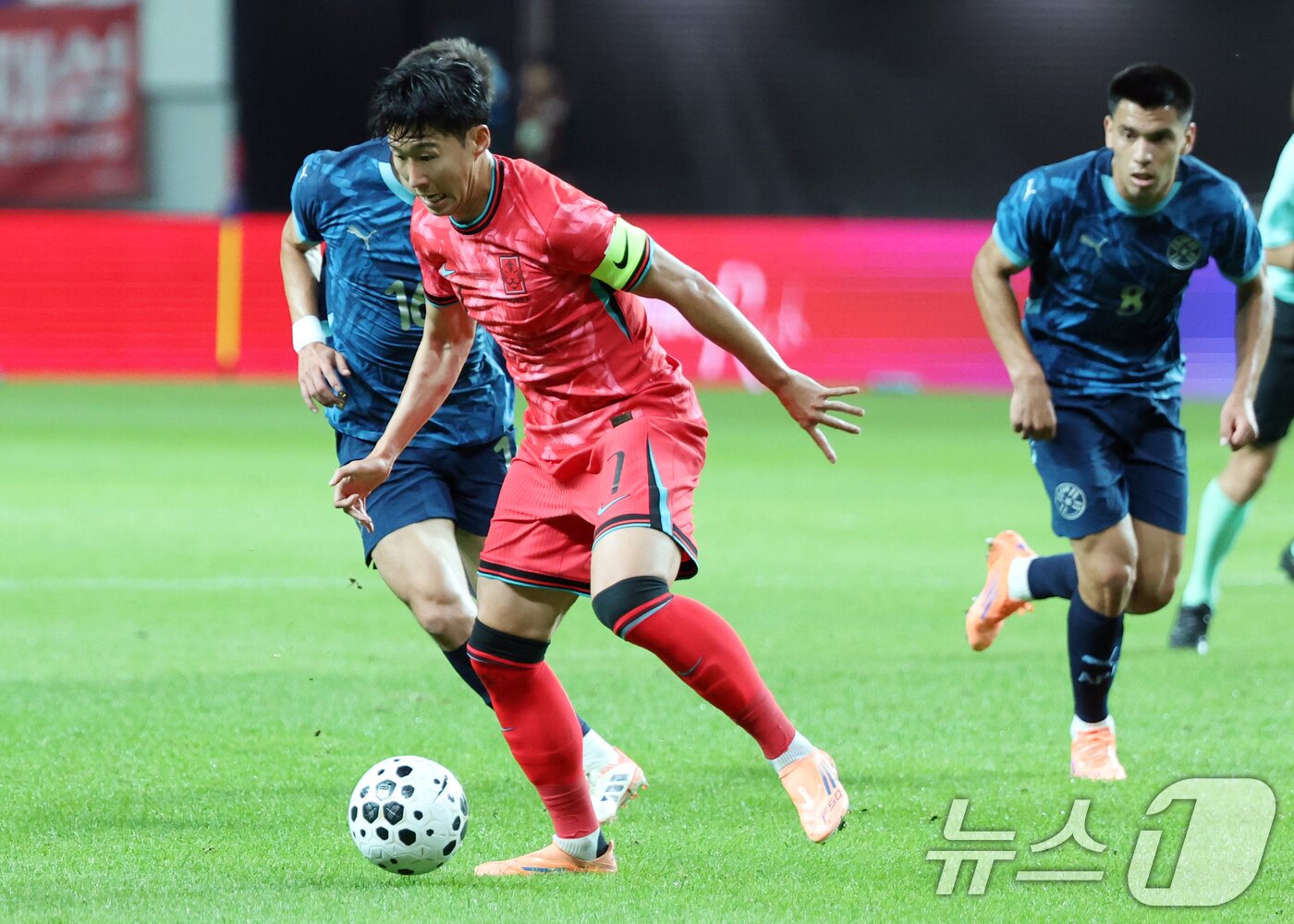 본문 이미지 - 14일 오후 서울 마포구 상암월드컵경기장에서 열린 &#39;하나은행 초청 축구국가대표팀 친선경기&#39; 대한민국과 파라과이의 경기 전반전에서 손흥민이 드리블을 하고 있다. 2025.10.14/뉴스1 ⓒ News1 김명섭 기자