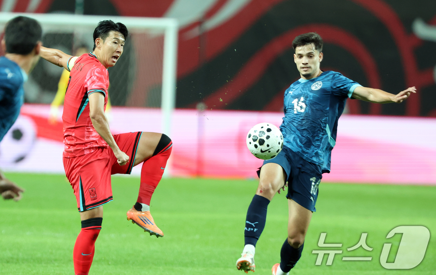 (서울=뉴스1) 김명섭 기자 = 14일 오후 서울 마포구 상암월드컵경기장에서 열린 '하나은행 초청 축구국가대표팀 친선경기' 대한민국과 파라과이의 경기 전반전에서 손흥민이 볼 경합을 …