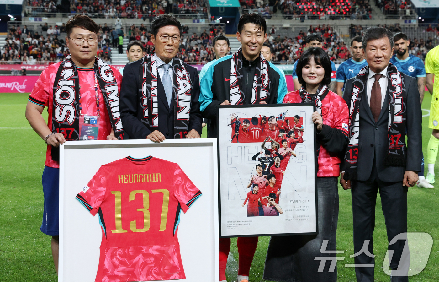 (서울=뉴스1) 김명섭 기자 = 한국 남자 선수 A매치 최다 출전한 손흥민이 14일 오후 서울 마포구 서울월드컵경기장에서 열린 하나은행 초청 축구국가대표팀 친선경기 대한민국과 파라 …