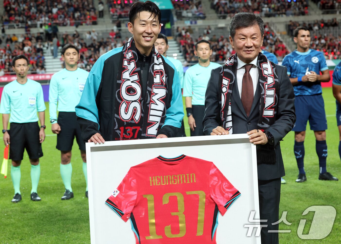 본문 이미지 - 한국 남자 선수 A매치 최다 출전한 손흥민이 14일 오후 서울 마포구 서울월드컵경기장에서 열린 하나은행 초청 축구국가대표팀 친선경기 대한민국과 파라과이의 경기 시작 정몽규 대한축구협회장 기념 유니폼을 전달받고 기념촬영을 하고 있다. 2025.10.14/뉴스1 ⓒ News1 김명섭 기자