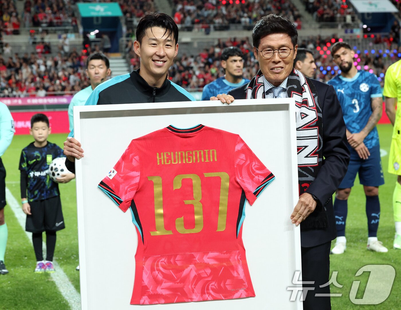 본문 이미지 - 차범근에게 축하를 받는 손흥민(왼쪽). 2025.10.14/뉴스1 ⓒ News1 김명섭 기자