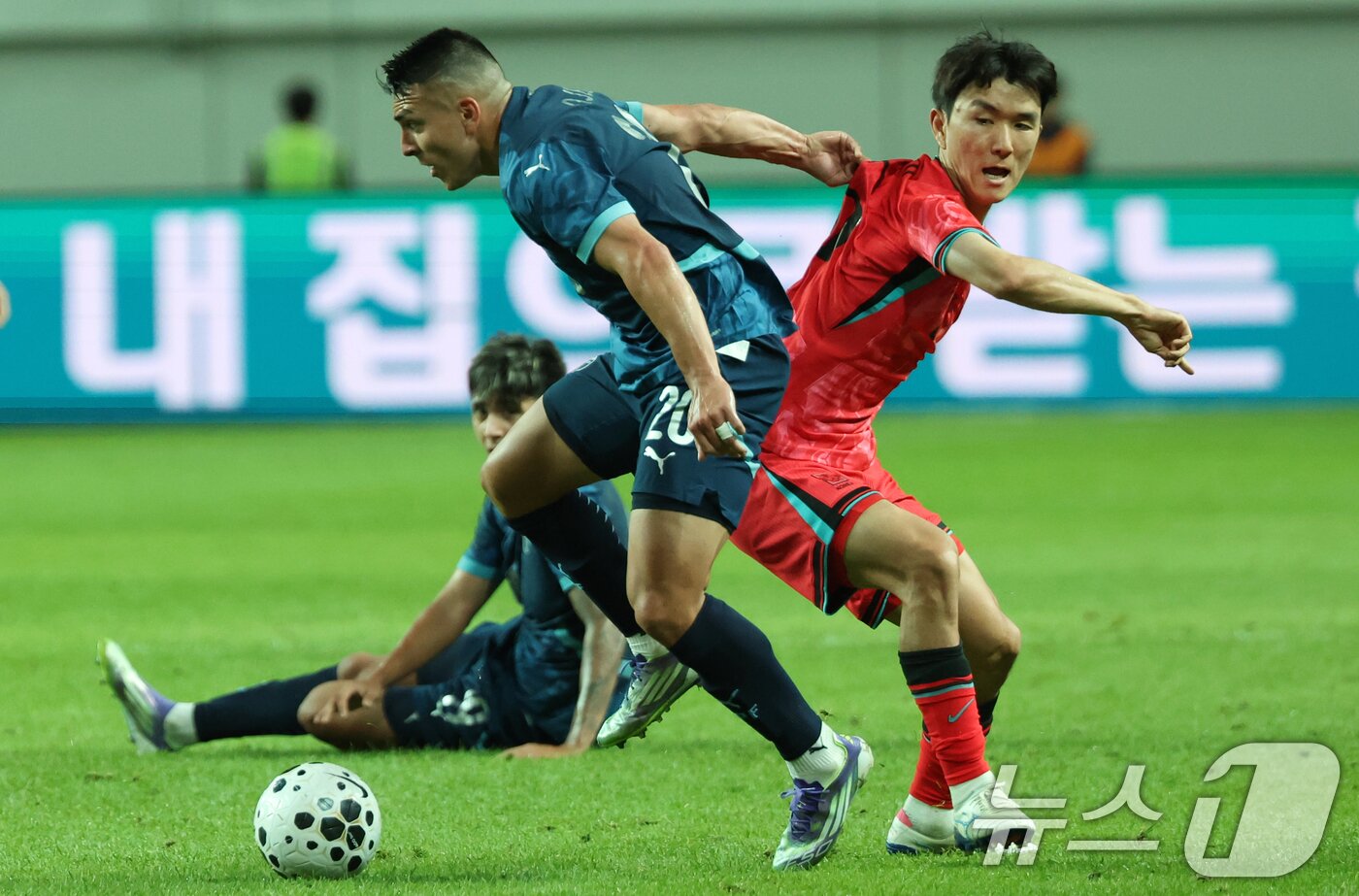 본문 이미지 - 축구대표팀의 황인범. 2025.10.14/뉴스1 ⓒ News1 김명섭 기자