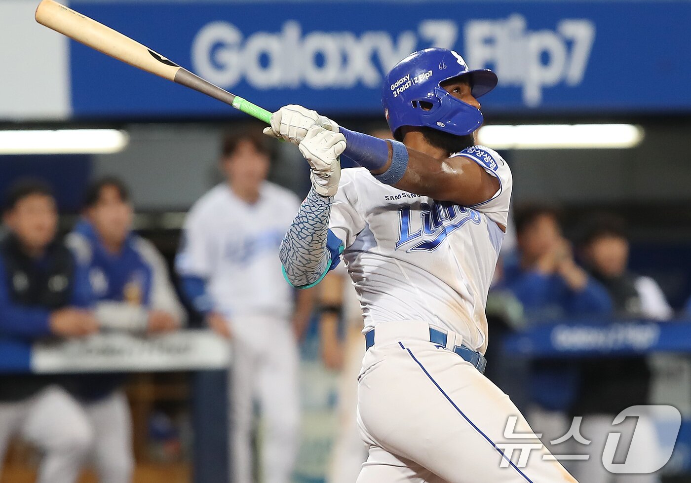 본문 이미지 - 14일 오후 대구 삼성라이온즈파크에서 열린 프로야구 2025 신한 SOL뱅크 KBO 준플레이오프 4차전 삼성 라이온즈와 SSG 랜더스의 경기, 삼성 4번타자 디아즈가 8회말 2사 1루 상황에서 우월 2점 홈런을 터뜨리고 있다. 2025.10.14/뉴스1 ⓒ News1 공정식 기자
