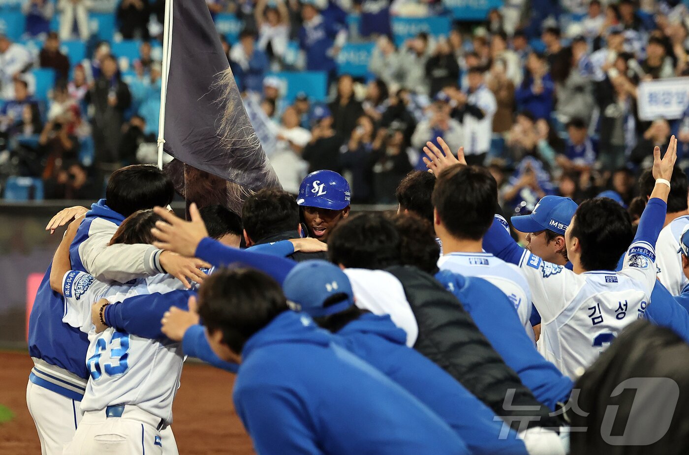 본문 이미지 - 14일 오후 대구 삼성라이온즈파크에서 열린 프로야구 2025 신한 SOL뱅크 KBO 준플레이오프 4차전 SSG 랜더스와 삼성 라이온즈의 경기, 삼성 디아즈가 8회말 2사 1루 상황 역전 투런홈런을 친 뒤 더그아웃에서 동료들과 기쁨을 나누고 있다. 2025.10.14/뉴스1 ⓒ News1 김진환 기자