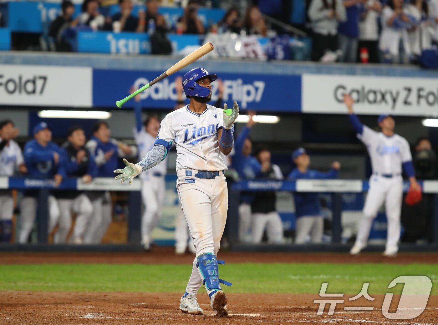 본문 이미지 - 14일 오후 대구 삼성라이온즈파크에서 열린 프로야구 2025 신한 SOL뱅크 KBO 준플레이오프 4차전 삼성 라이온즈와 SSG 랜더스의 경기, 삼성 4번타자 디아즈가 8회말 2사 1루 상황에서 우월 2점 홈런을 터뜨리고 있다. ⓒ News1 공정식 기자