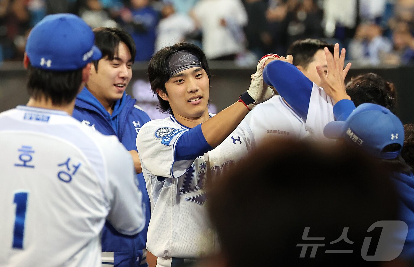 본문 이미지 - 14일 오후 대구 삼성라이온즈파크에서 열린 프로야구 2025 신한 SOL뱅크 KBO 준플레이오프 4차전 SSG 랜더스와 삼성 라이온즈의 경기, 삼성 이재현이 8회말 2사 솔로홈런을 친 뒤 동료들의 축하를 받고 있다. 2025.10.14/뉴스1 ⓒ News1 김진환 기자