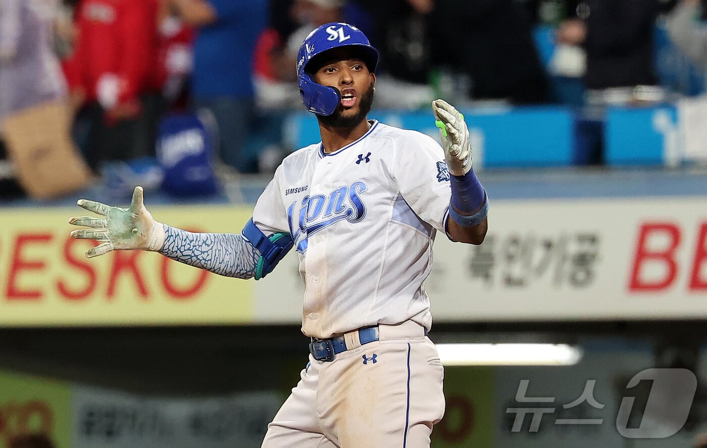 본문 이미지 - 14일 오후 대구 삼성라이온즈파크에서 열린 프로야구 2025 신한 SOL뱅크 KBO 준플레이오프 4차전 SSG 랜더스와 삼성 라이온즈의 경기, 삼성 디아즈가 8회말 2사 1루 상황 역전 투런홈런을 친 뒤 더그아웃을 향해 세리머니를 하고 있다. 2025.10.14/뉴스1 ⓒ News1 김진환 기자