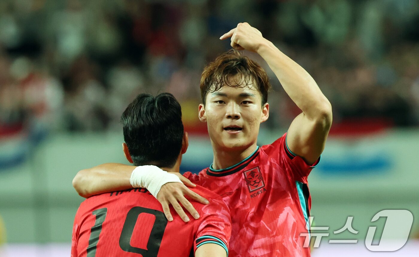 본문 이미지 - 한국 남자 선수 A매치 최다 출전한 손흥민이 14일 오후 서울 마포구 서울월드컵경기장에서 열린 하나은행 초청 축구국가대표팀 친선경기 대한민국과 파라과이의 경기 후반전에서 두번째 골을 넣은 오현규가 세리머니를 하고 있다. 2025.10.14/뉴스1 ⓒ News1 김명섭 기자