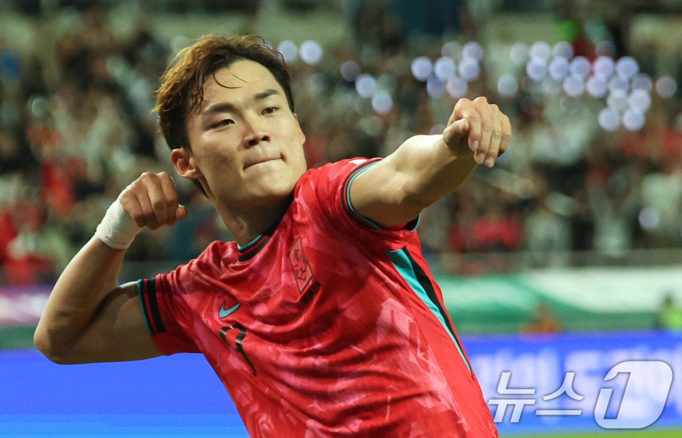 본문 이미지 - 한국 남자 선수 A매치 최다 출전한 손흥민이 14일 오후 서울 마포구 서울월드컵경기장에서 열린 하나은행 초청 축구국가대표팀 친선경기 대한민국과 파라과이의 경기 후반전에서 두번째 골을 넣은 오현규가 세리머니를 하고 있다. 2025.10.14/뉴스1 ⓒ News1 김명섭 기자