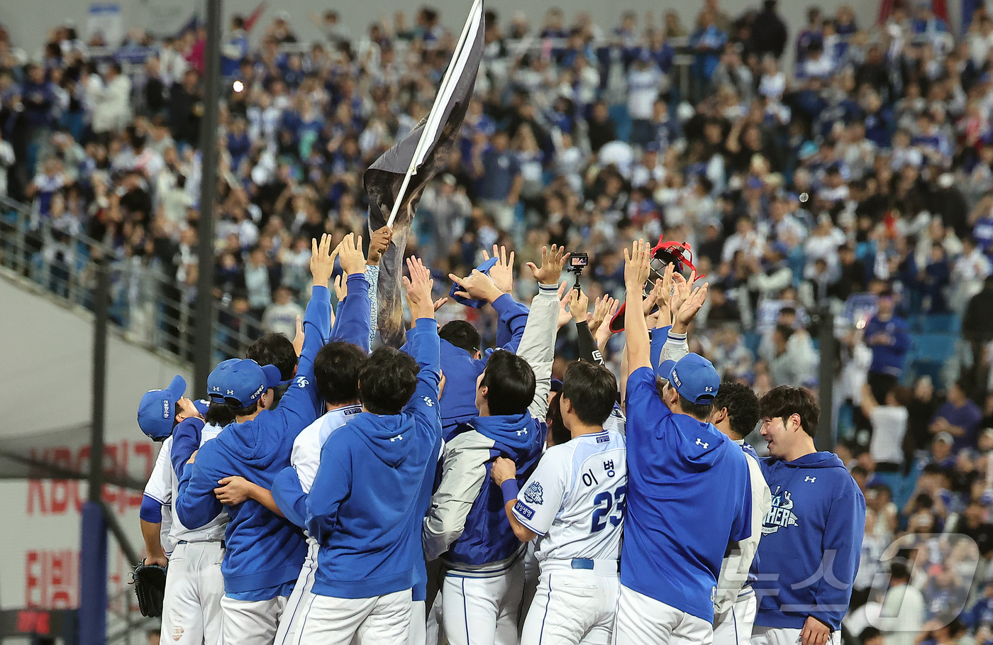 (대구=뉴스1) 김진환 기자 = 14일 오후 대구 삼성라이온즈파크에서 열린 프로야구 2025 신한 SOL뱅크 KBO 준플레이오프 4차전 SSG 랜더스와 삼성 라이온즈의 경기, 5대 …