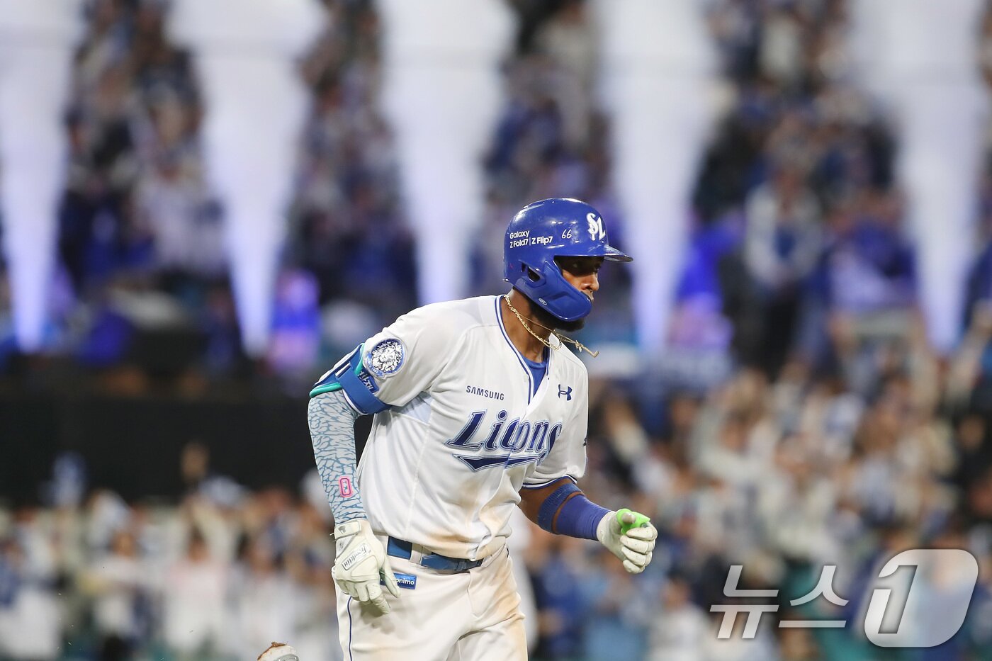 본문 이미지 - 14일 오후 대구 삼성라이온즈파크에서 열린 프로야구 2025 신한 SOL뱅크 KBO 준플레이오프 4차전 삼성 라이온즈와 SSG 랜더스의 경기, 삼성 4번타자 디아즈가 8회말 2사 1루 상황에서 우월 2점 홈런을 터뜨린 뒤 그라운드를 달리고 있다. 2025.10.14/뉴스1 ⓒ News1 공정식 기자