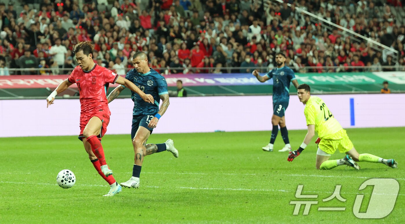 본문 이미지 - 한국 남자 선수 A매치 최다 출전한 손흥민이 14일 오후 서울 마포구 서울월드컵경기장에서 열린 하나은행 초청 축구국가대표팀 친선경기 대한민국과 파라과이의 경기 후반전에서 두번째 골을 넣은 오현규가 슛을 하고 있다. 2025.10.14/뉴스1 ⓒ News1 김명섭 기자