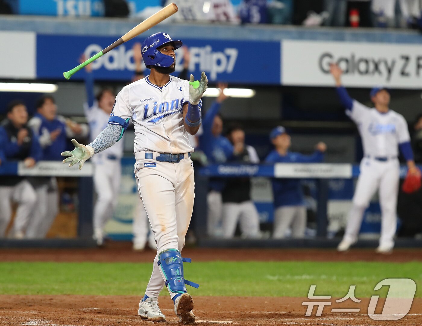 본문 이미지 - 14일 오후 대구 삼성라이온즈파크에서 열린 프로야구 2025 신한 SOL뱅크 KBO 준플레이오프 4차전 삼성 라이온즈와 SSG 랜더스의 경기, 삼성 4번타자 디아즈가 8회말 2사 1루 상황에서 우월 2점 홈런을 터뜨리고 있다. 2025.10.14/뉴스1 ⓒ News1 공정식 기자