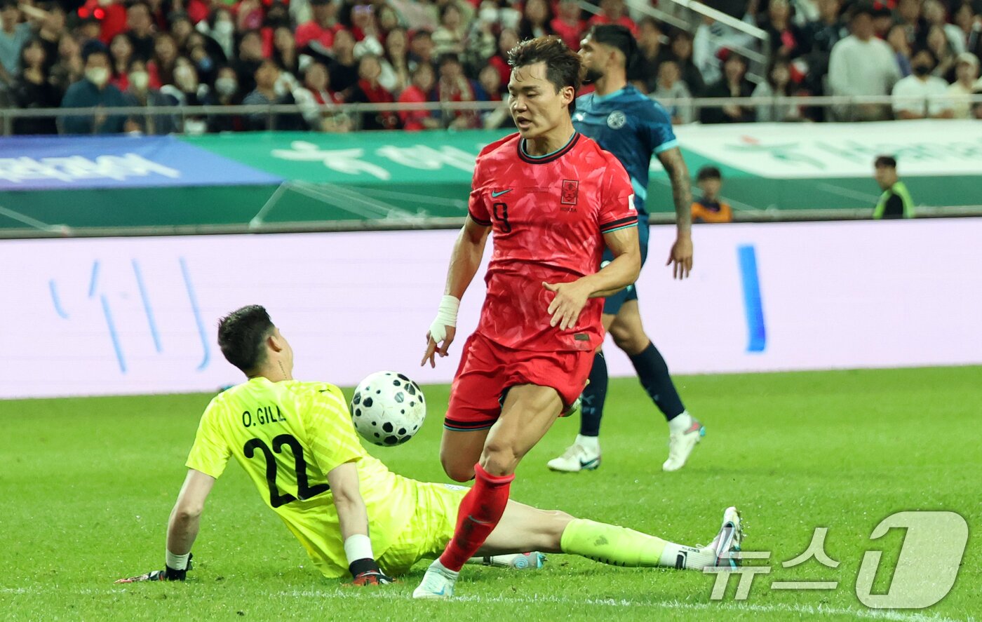 본문 이미지 - 한국 남자 선수 A매치 최다 출전한 손흥민이 14일 오후 서울 마포구 서울월드컵경기장에서 열린 하나은행 초청 축구국가대표팀 친선경기 대한민국과 파라과이의 경기 후반전에서 두번째 골을 넣은 오현규가 슛을 하고 있다. 2025.10.14/뉴스1 ⓒ News1 김명섭 기자