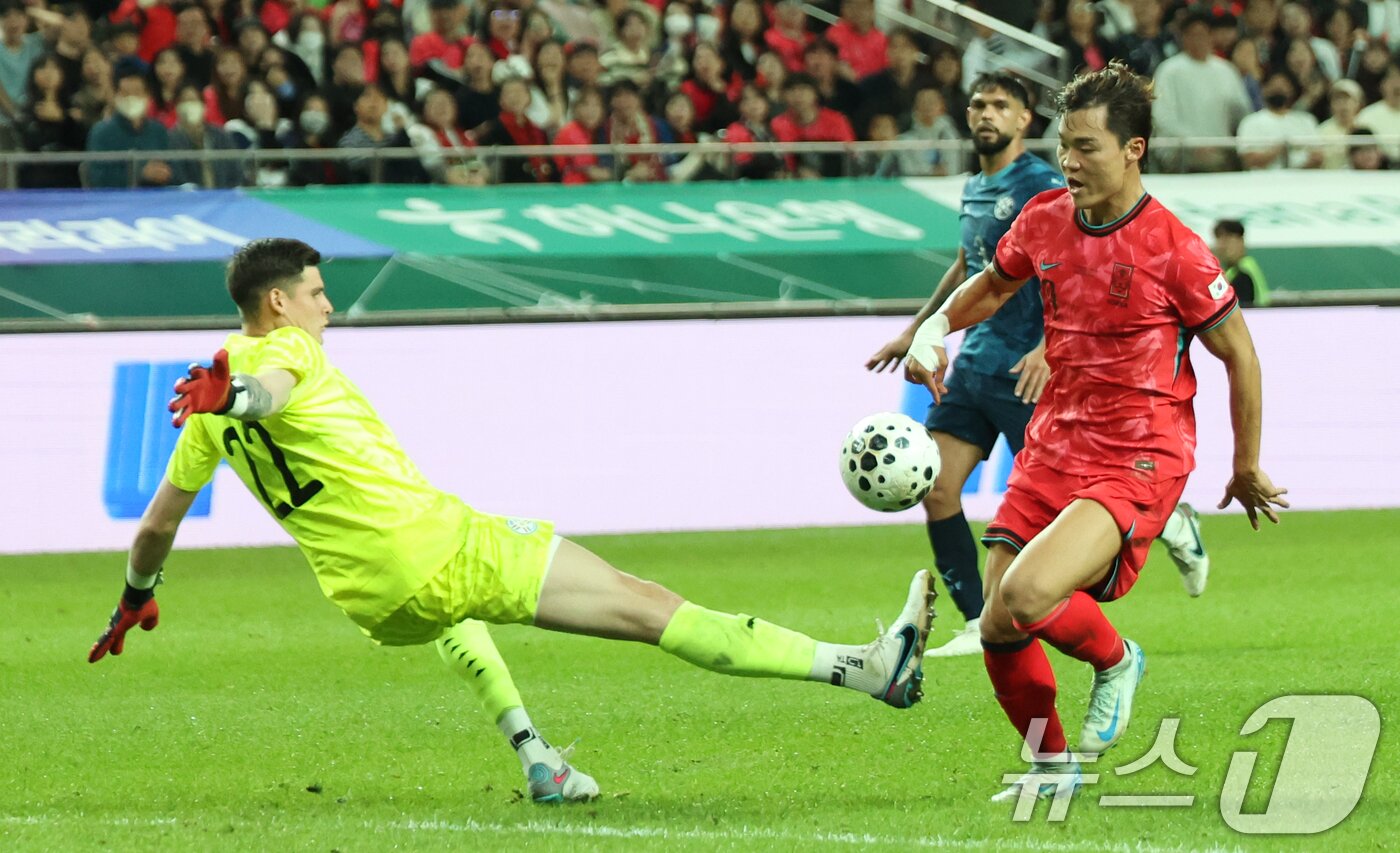 본문 이미지 - 한국 남자 선수 A매치 최다 출전한 손흥민이 14일 오후 서울 마포구 서울월드컵경기장에서 열린 하나은행 초청 축구국가대표팀 친선경기 대한민국과 파라과이의 경기 후반전에서 두번째 골을 넣은 오현규가 슛을 하고 있다. 2025.10.14/뉴스1 ⓒ News1 김명섭 기자