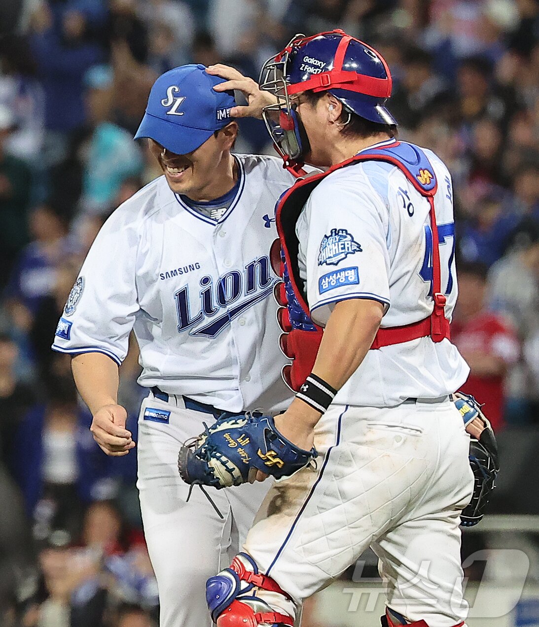본문 이미지 - 14일 오후 대구 삼성라이온즈파크에서 열린 프로야구 2025 신한 SOL뱅크 KBO 준플레이오프 4차전 SSG 랜더스와 삼성 라이온즈의 경기에서 삼성 마무리 김재윤과 포수 강민호가 9회초 경기를 마무리 지은 뒤 환호하고 있다. 2025.10.14/뉴스1 ⓒ News1 김진환 기자