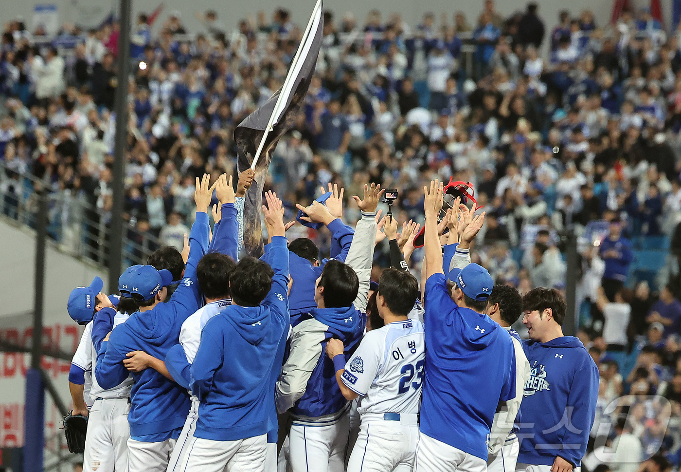 (대구=뉴스1) 김진환 기자 = 14일 오후 대구 삼성라이온즈파크에서 열린 프로야구 2025 신한 SOL뱅크 KBO 준플레이오프 4차전 SSG 랜더스와 삼성 라이온즈의 경기, 5대 …