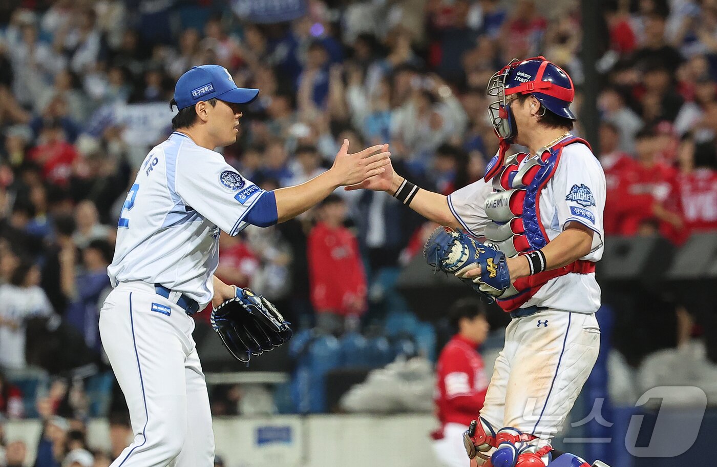 본문 이미지 - 14일 오후 대구 삼성라이온즈파크에서 열린 프로야구 2025 신한 SOL뱅크 KBO 준플레이오프 4차전 SSG 랜더스와 삼성 라이온즈의 경기, 삼성 마무리 김재윤과 포수 강민호가 9회초 경기를 마무리 지은 뒤 환호하고 있다. 삼성은 이날 승리로 시리즈 전적 3승 1패를 거두며 플레이오프 진출에 성공했다. 2025.10.14/뉴스1 ⓒ News1 김진환 기자