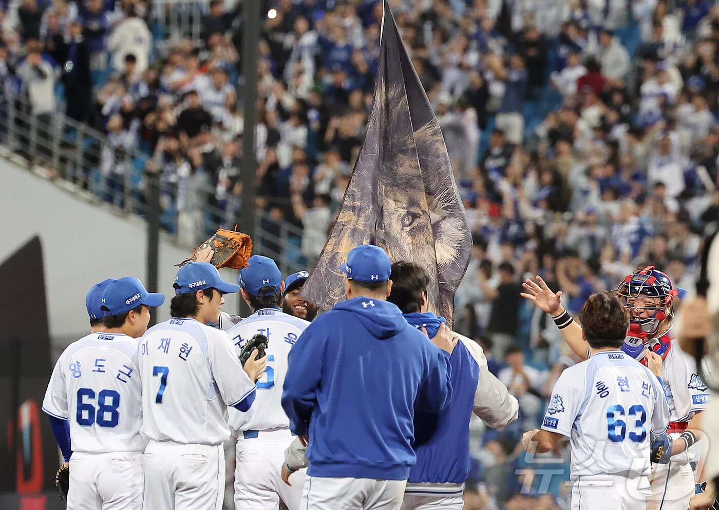 본문 이미지 - 14일 오후 대구 삼성라이온즈파크에서 열린 프로야구 2025 신한 SOL뱅크 KBO 준플레이오프 4차전 SSG 랜더스와 삼성 라이온즈의 경기, 5대2 역전승을 거두며 시리즈 전적 3승 1패를 거두며 플레이오프 진출에 성공한 삼성 선수들이 환호하고 있다. 2025.10.14/뉴스1 ⓒ News1 김진환 기자