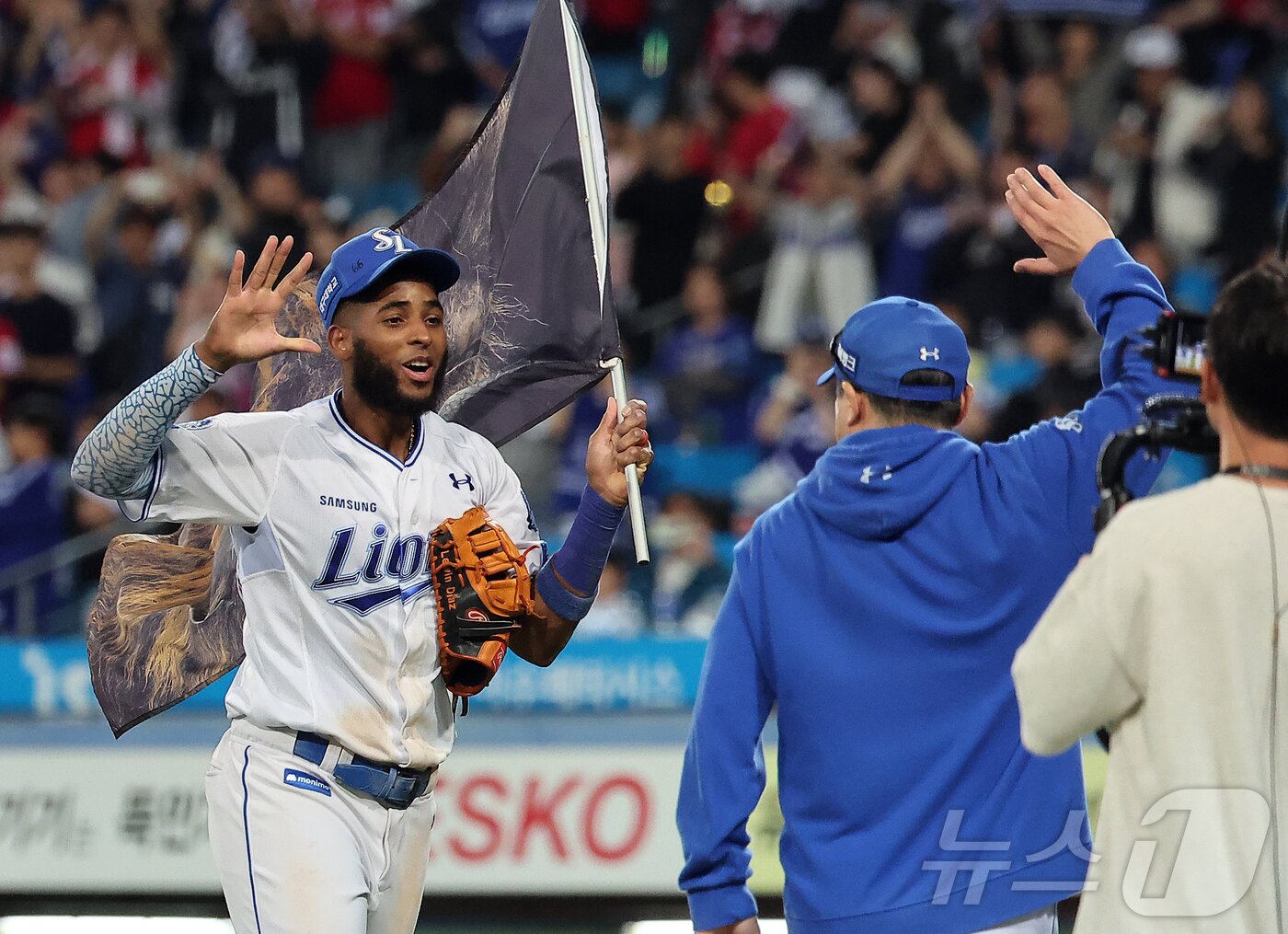 본문 이미지 - 14일 오후 대구 삼성라이온즈파크에서 열린 프로야구 2025 신한 SOL뱅크 KBO 준플레이오프 4차전 SSG 랜더스와 삼성 라이온즈의 경기, 5대2 역전승을 거두며 시리즈 전적 3승 1패를 거두며 플레이오프 진출에 성공한 삼성 디아즈가 박진만 감독과 하이파이브를 하고 있다. 2025.10.14/뉴스1 ⓒ News1 김진환 기자