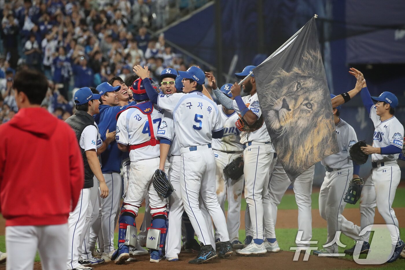 본문 이미지 - 14일 오후 대구 삼성라이온즈파크에서 열린 프로야구 2025 신한 SOL뱅크 KBO 준플레이오프 4차전 삼성 라이온즈와 SSG 랜더스의 경기, 5대 2 승리를 거두며 플레이오프 진출을 확정지은 삼성 선수들이 기쁨을 나누고 있다. 2025.10.14/뉴스1 ⓒ News1 공정식 기자