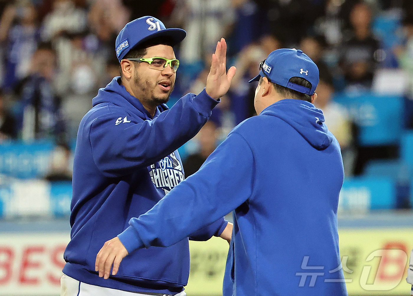 (대구=뉴스1) 김진환 기자 = 14일 오후 대구 삼성라이온즈파크에서 열린 프로야구 2025 신한 SOL뱅크 KBO 준플레이오프 4차전 SSG 랜더스와 삼성 라이온즈의 경기, 5대 …