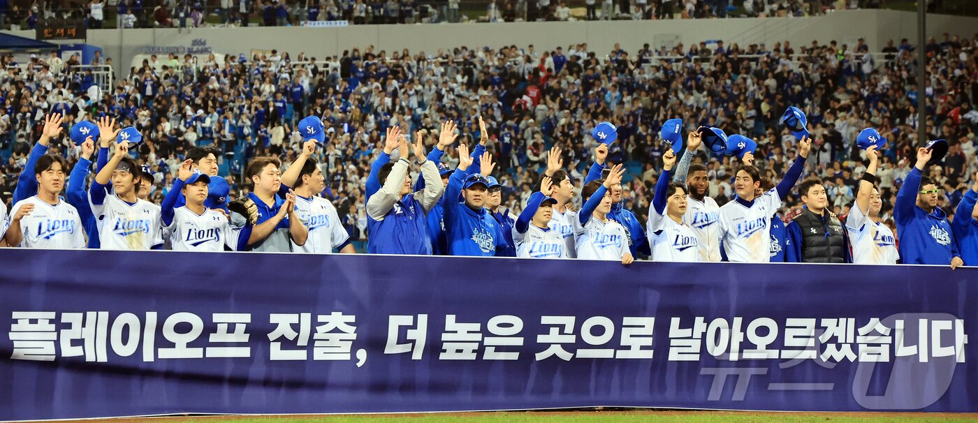본문 이미지 - 14일 오후 대구 삼성라이온즈파크에서 열린 프로야구 2025 신한 SOL뱅크 KBO 준플레이오프 4차전 SSG 랜더스와 삼성 라이온즈의 경기, 5대2 역전승을 거두며 시리즈 전적 3승 1패를 거두며 플레이오프 진출에 성공한 삼성 선수들이 환호하고 있다. 2025.10.14/뉴스1 ⓒ News1 김진환 기자