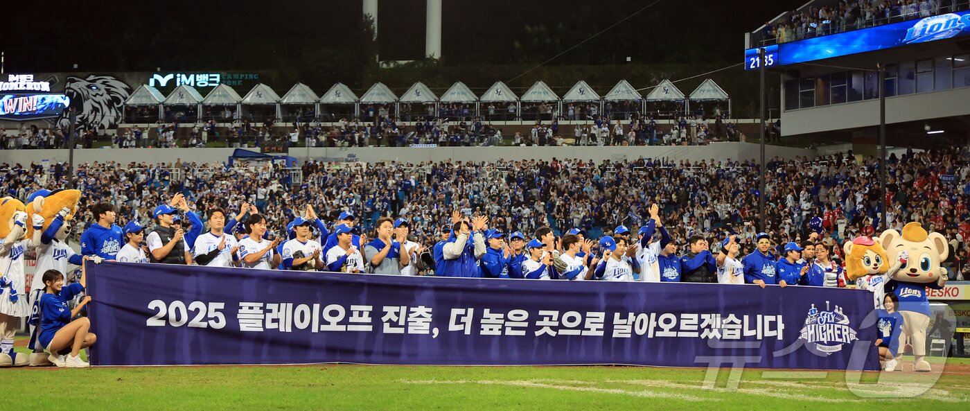 본문 이미지 - 14일 오후 대구 삼성라이온즈파크에서 열린 프로야구 2025 신한 SOL뱅크 KBO 준플레이오프 4차전 SSG 랜더스와 삼성 라이온즈의 경기, 5대2 역전승을 거두며 시리즈 전적 3승 1패를 거두며 플레이오프 진출에 성공한 삼성 선수들이 환호하고 있다. 2025.10.14/뉴스1 ⓒ News1 김진환 기자